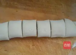 Illustration of how to make salt and pepper rolls 4