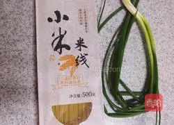 Illustration of how to make scallion oil rice noodles 1