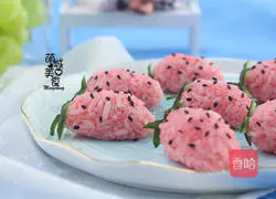 Illustration of how to make strawberry rice balls 1