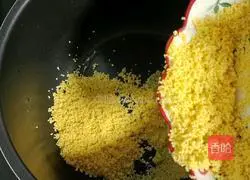 Illustration of how to make chicken, millet and radish porridge 4