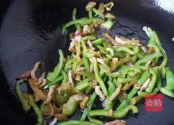 Illustration of how to make clay pot rice with green pepper, mustard mustard and meat 5