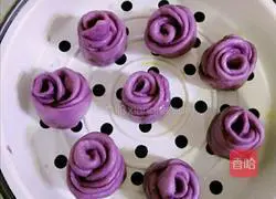 Illustrations of how to make purple sweet potato and rose rolls 4