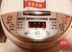 Illustration of how to make sausage and bacon clay pot rice 7