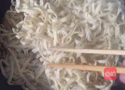 Illustration of making braised beans and noodles 12