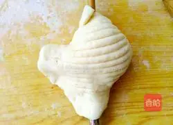 Illustration of how to make salt and pepper shell flower rolls 19