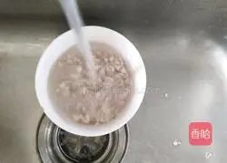 Illustration of how to make preserved egg and lean meat porridge 3