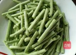 Illustration of how to make braised beans and noodles 1