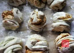 Illustration of how to make homemade flower rolls 15