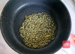 Illustration of how to make mushroom, carrot and chicken porridge 9