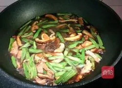 Illustration of how to make braised beans and noodles 7