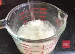 Illustration of how to make wolfberry and shrimp skin porridge 1