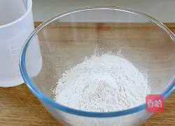 Illustration of how to make pork and green onion pot stickers 1