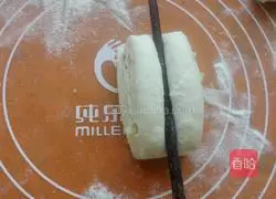 Illustration of how to make scallion rolls 10