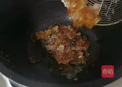 Illustration of how to make peach gum, white fungus and millet porridge 5