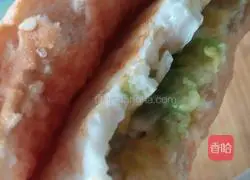 Illustration of how to make egg and avocado burger 6