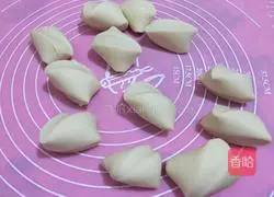 Illustration of how to make spring roll skins 3