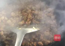 Illustration of how to make braised rice with diced beans and pork in a long vat 9