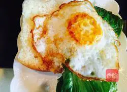 Illustration of how to make egg lettuce burger 4