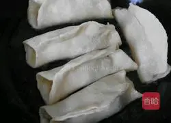 Illustration of making homemade cabbage and pork pot stickers 13