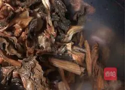 Cantonese style - Illustration of how to make roasted bone and vegetable porridge 5