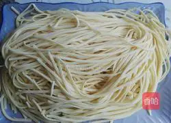 Illustration of how to make braised beans and noodles 1