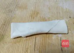 Illustration of how to make shredded chicken spring rolls 10