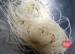 Illustration of how to make pickled cabbage and shredded pork rice noodles 6