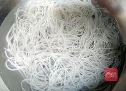 Illustration of how to scald rice noodles 2