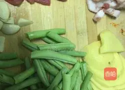 Illustration of braised noodles with kidney beans, potatoes and pork belly 1