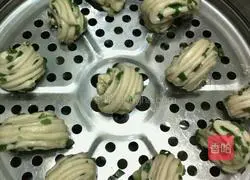 Illustration of how to make chive rolls 17