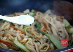 Illustration of how to make fried rice noodles 9