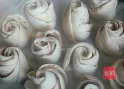 Illustration of how to make salt and pepper rose rolls 5