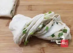 Illustration of how to make scallion rolls 13