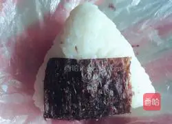 Illustration of how to make triangular rice balls 5