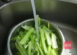 Illustration of how to make celery and meat pot stickers 6