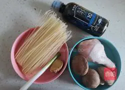 Illustration of how to make rice noodles with mushrooms and chicken 1