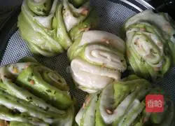 Illustration of how to make contrasting color ham and chive rolls 13