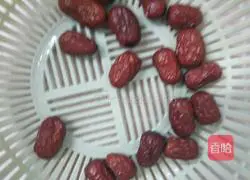 Illustration of how to make red dates, millet and pumpkin porridge 1