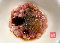  Illustration of how to make preserved egg and lean meat porridge 4