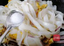 Illustration of how to make fried rice noodles with eggs 8