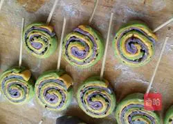 Illustration of how to make lollipop sesame and salt flower rolls 6