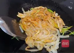 Illustration of how to make fried rice noodles with shredded chicken 8