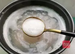 Illustration of how to make preserved egg and lean meat porridge 7