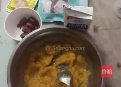 Illustration of how to make red dates, wolfberry, shredded coconut and pumpkin cake 1