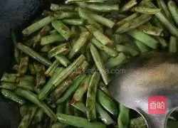 Illustration of how to make braised beans and noodles 7