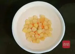 Illustration of how to make quinoa, scallop and seasonal vegetable porridge 1