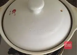 Illustration of how to make claypot chicken rice 4