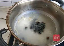 Illustration of how to make preserved egg and lean meat porridge 8