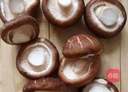 Illustration of how to make rice noodles with mushroom and soybean sauce 2