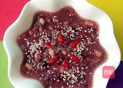Illustration of how to make red bean, peanut and black rice porridge 4